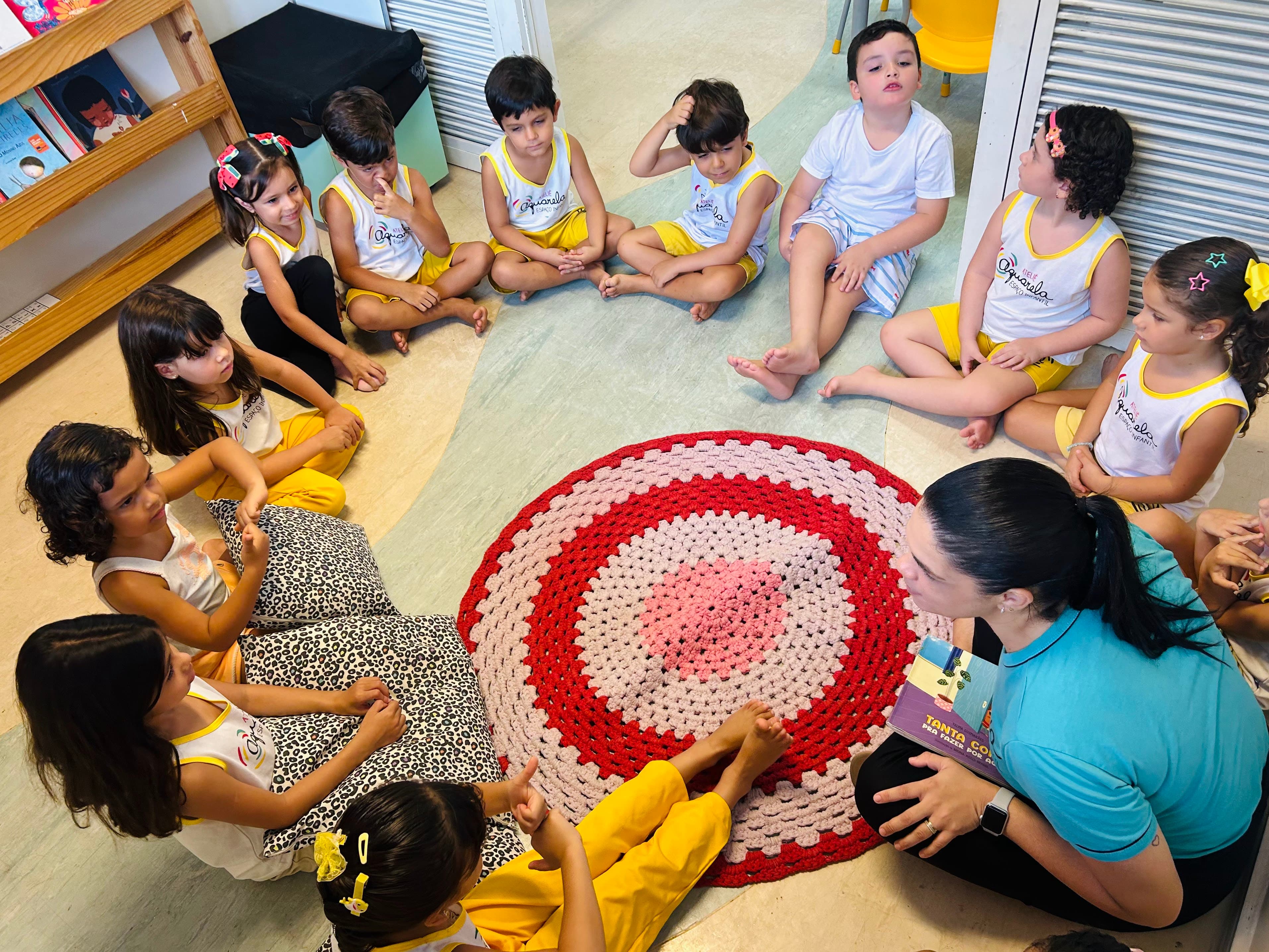 Crianças brincando no Ateliê Aquarela