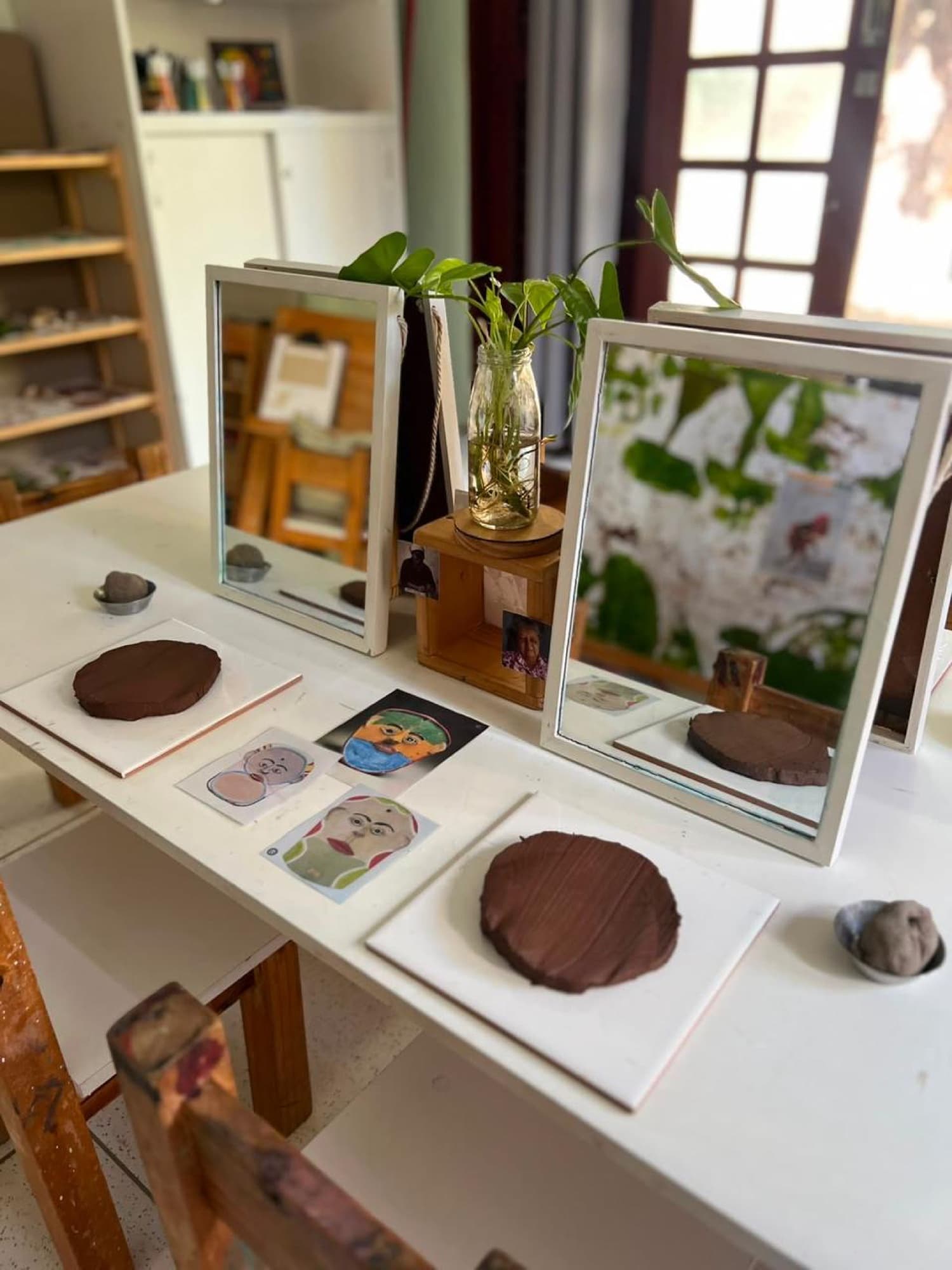 Mesa com espelhos e materiais naturais para atividade de autorretrato