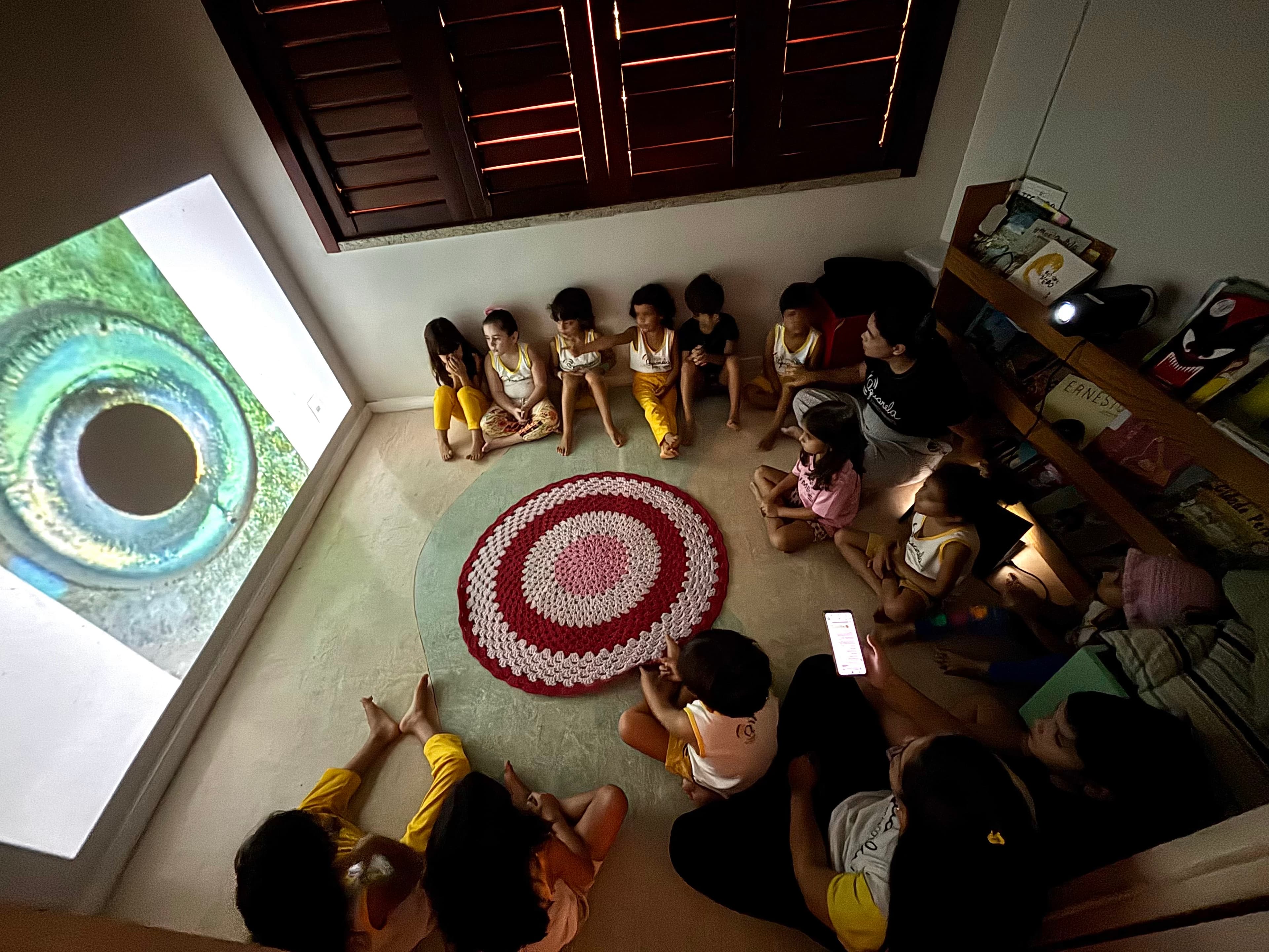 Crianças em vivência no Ateliê Aquarela