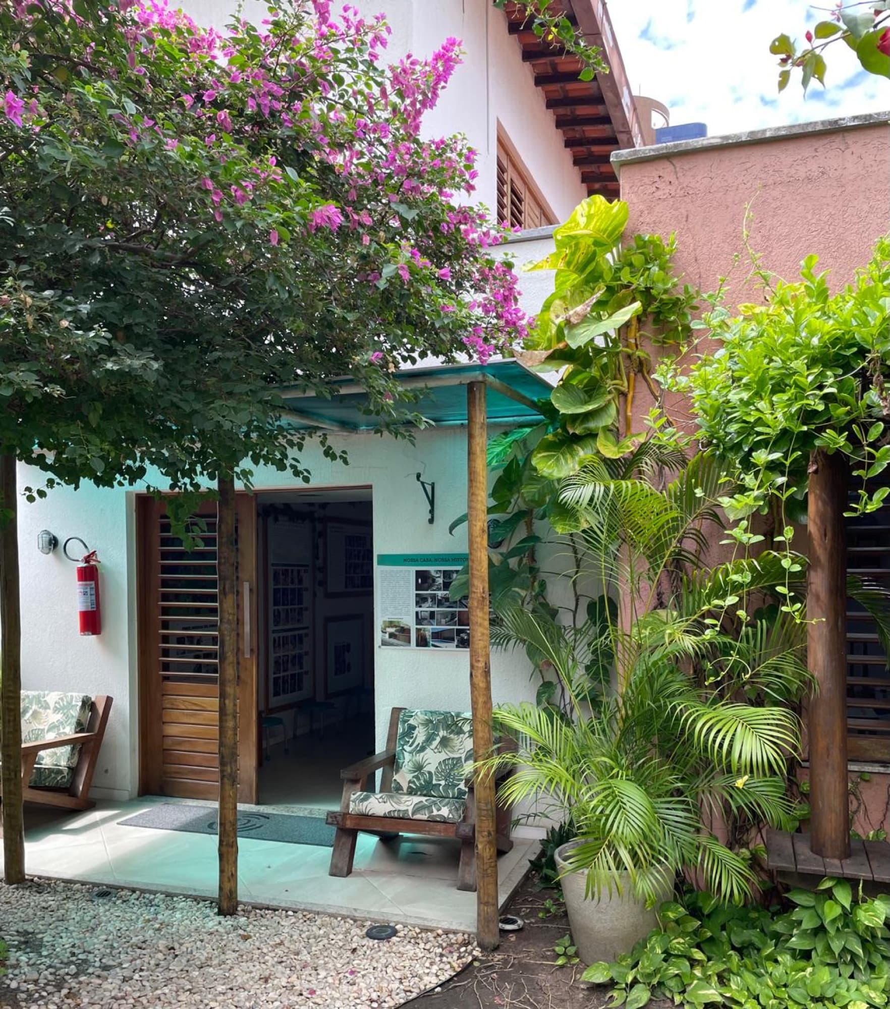 Entrada do Ateliê Aquarela com buganvília rosa florida